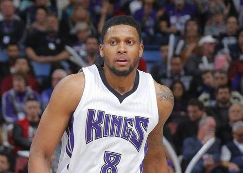 同一天绝代双骄各进一球！以下是媒体对C罗和梅西的...