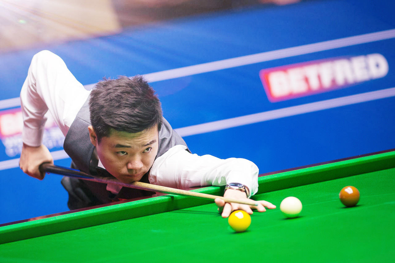 两人之间的 两人之间的